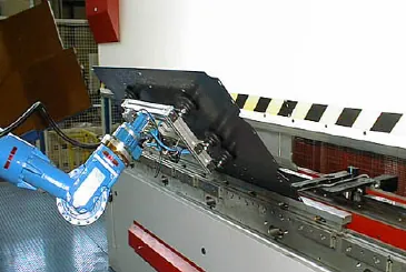YASKAWA 工业机器人在智能工厂产线场景的应用实拍